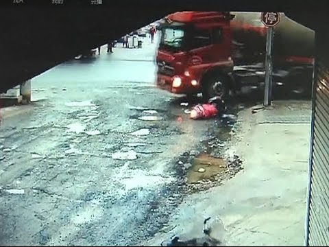 Школьники отделались синяками после того как их сбил грузовик