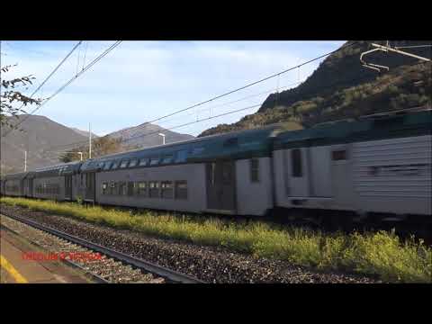 UN TRENORD CON CARROZZE A 2 PIANI IN TRANSITO A VOGOGNA. (VB) SAB. 10 - 10 - 2020.