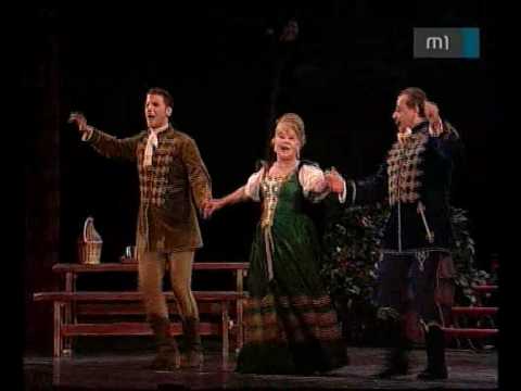 Marika,Karesz,Tamás:Ringó vállú