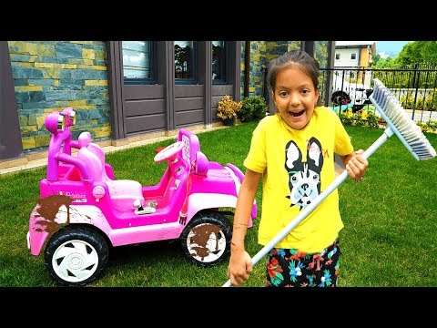 Masal playing Car Wash with Cleaning Toys