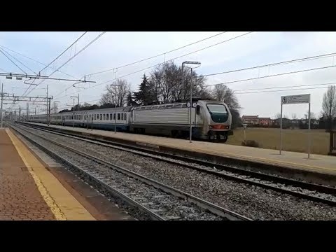 E.402B xxx in testa all' IC 584-585 Trieste C.LE - Roma T. in arrivo a Terme Euganee A.M.