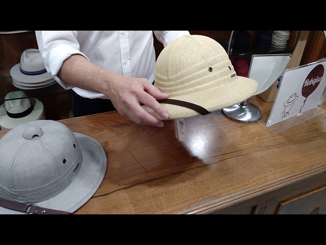 Vídeo relacionado con Kkluno 5 Piezas Disfraz de Safari Mujer Hombre - Accesorios Disfraz Explorador con Sombrero de Safari Binoculares Gafas de Sol Telescópicas Pañuelo para el Cuello Silbato Salvavidas