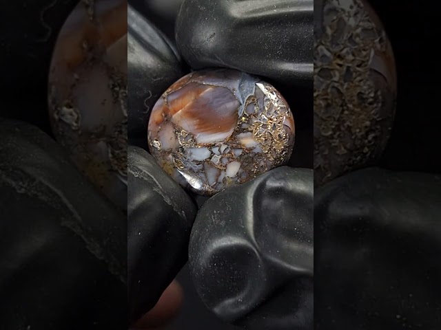 حجر العقيق متعدد الألوان