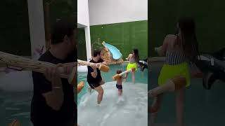 LUCCAS NETO E LUKE FAZEM PEGADINHA COM GI NA PISCINA
