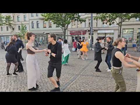Bachata-Flashmob zum Welttanztag in Halle