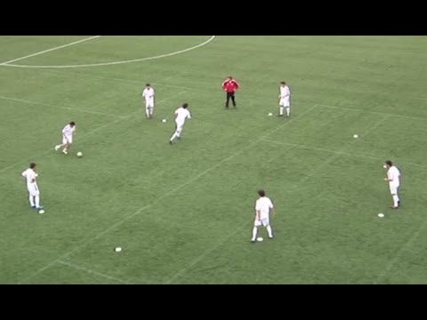 Football training with the U19 FC Schalke 04 - passing game in a circle