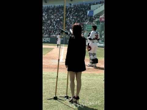 [Fancam] 100328 Taeyeon SNSD - Korean National Anthem @Pro Baseball Opening Game