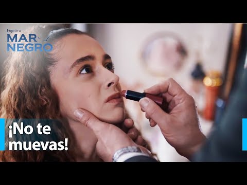 Genco obligó a la niña a maquillarse - Mar Negro Capítulo 165 | Fugitiva