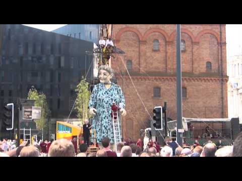 Liverpool Giant Spectacular 2014: Grandmother Giant Tells a Story