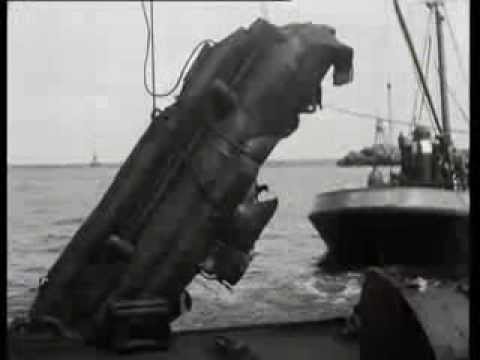 Eenmansduikboot in de haven van IJmuiden gelicht