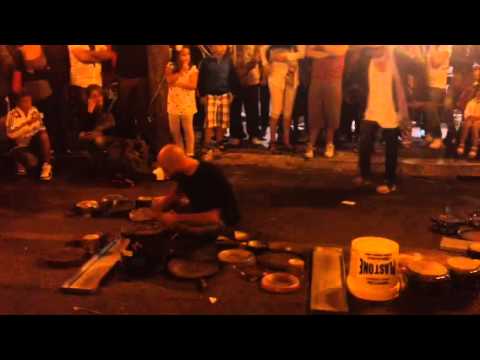 Incredibile artista di strada suona la batteria con dei sec