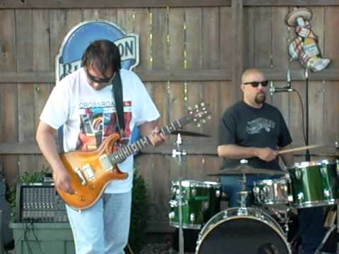Bottoms Up jam night 6-28-09, video 1 of 2 w/ Barry on lead vocals