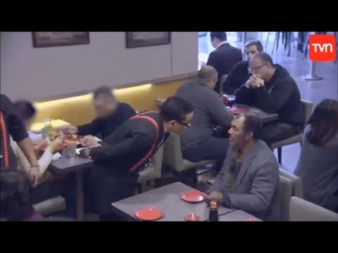 A Hombre en Situación de Calle lo echan de Restaurant - ¿Y Tú Qué Harías? T3 - CAP 10