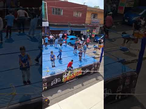 El ring de luchas lleno de niños divirtiéndose. #ring #luchalibre #niños #viral