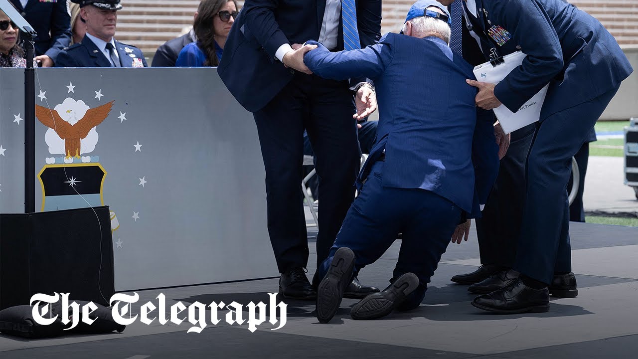 Joe Biden cade a terra durante la cerimonia di laurea in Colorado