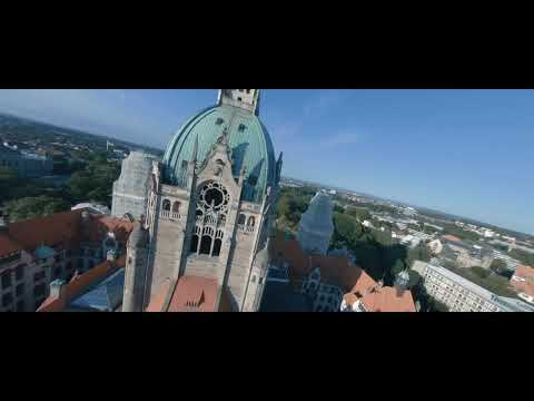 Drohnenaufnahmen vom (neuen) Rathaus Hannover, präsentiert das Social Hope Team.