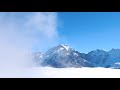 Gunung Yang Tertutup Salju Di Bawah Langit Biru