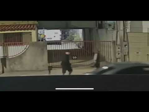 Câmera registra momento em que moto é roubada no bairro Interlagos.