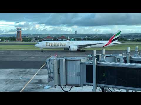 Emirates Boeing B777-300ER tributando no Aeroporto Internacional I Gusti Ngurah Rai Bali [DPS]