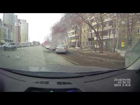 Kia Rio после ДТП врезалась в дом в Екатеринбурге