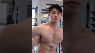 Just casually flexing the shredded muscles