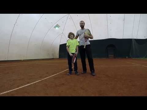 Folosirea mai multor procedee de lovituri din tenis