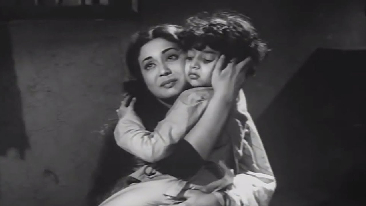Meena Kumari's hope on the little boy | Sahara (1958) |  Scene 11/15