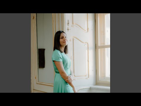 În fața tronului de sus