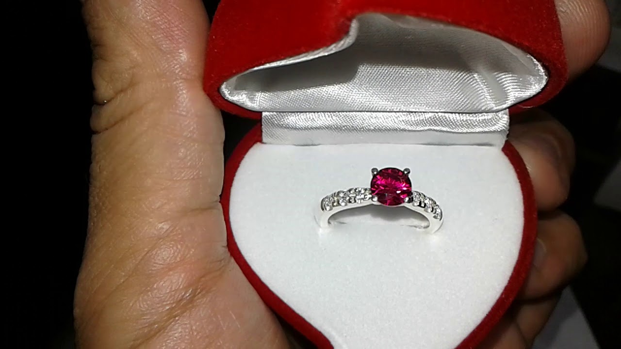 Watch Anillo de compromiso con piedra Rubi y engaste de brillantes Now Anillo de compromiso con piedra Rubi y engaste de brillantes