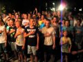 Патриотичная молодежь поет гимн Украины в детском лагере 