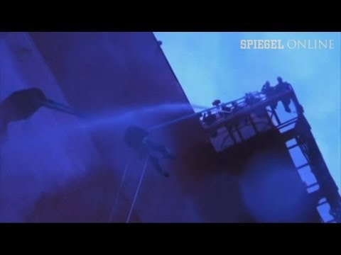 Protest gegen Ölplattform: Russische Grenzschützer stürmen Greenpeace-Schiff | DER SPIEGEL