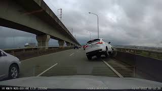 [問題] 這台車為什麼自撞？