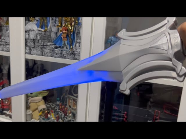 Vídeo relacionado con Barbie Signature Ken He-Man Muñeco Coleccionable con arnés de Batalla, Espada, Soporte para el Juguete y Embalaje Expositor, temática de la película de Motu, JJY03