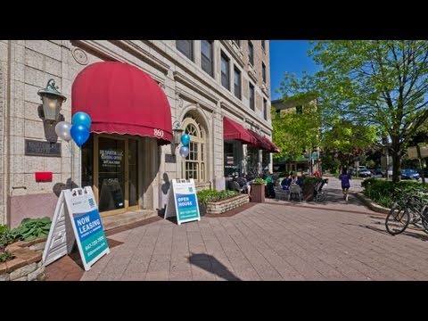 An Evanston vintage mid-rise in a close-to-everything location