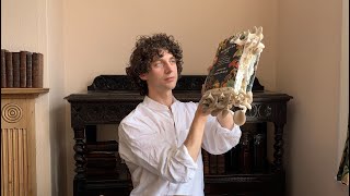 Британский биолог поджарил и съел грибы, которые выросли на страницах его книги