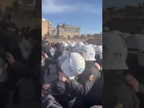 DEM Parti Nusaybin’de: Sınır hattına gitmek isteyenlere polis müdahalesi #shorts
