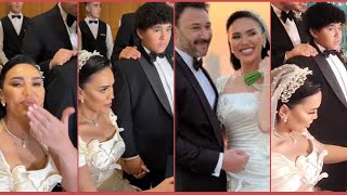 ابنها واقف في ضهرها😍لحظة عقد قرآن المطربة مي فاروق والفنان محمد العمروسي وبكائها من شدة الفرح 😢