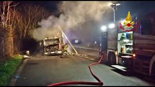paura-sul-raccordo-avellino-salerno-va-a-fuoco-autocarro-con-fiori-e-piante