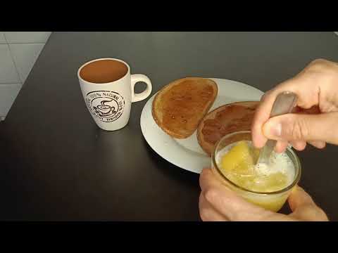 COLAZIONE CON PANE DI SEGALE, MAMELLATA DI FICHI, CAFFÉ ESPRESSO E SUCCO FRESCO DI ANANAS 100%VEGAN