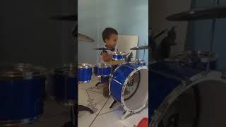 Criança tocando bateria que agilidade