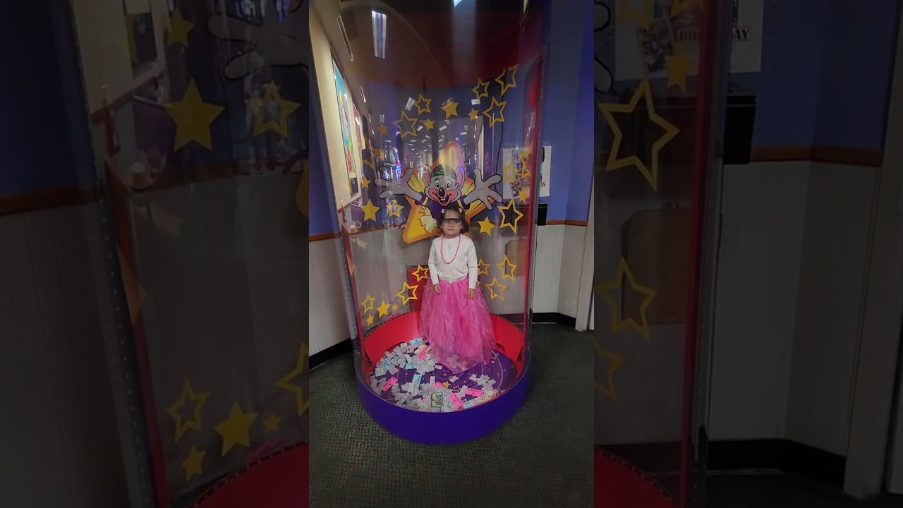 Selena's 4th birthday party at Chuck E Cheese: Ticket grabbing machine