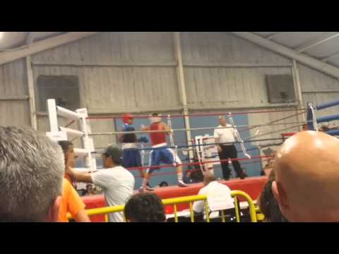 Erick lanzas peleando