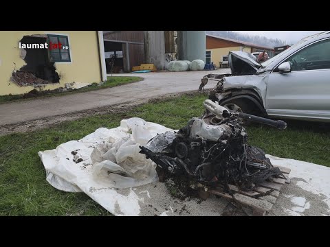 Auto bei Unfall in Gschwandt durch Garagenwand gedonnert