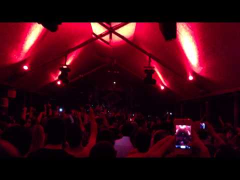 Art Department no Warung dia 06/07, tocando Funky Green Dogs - Fired Up (Murk`s original groove)