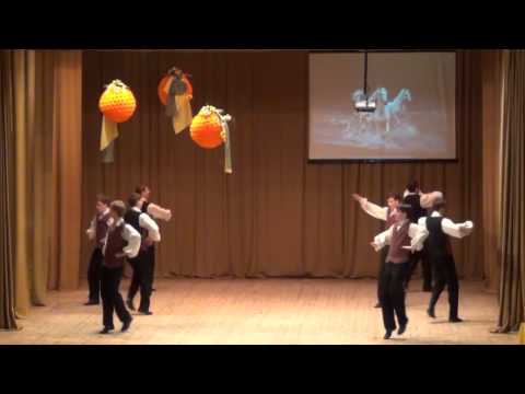 Es izjāju Prūšu zemi dejo Pastendes kultūras nama jauniešu deju kolektīvs Austris