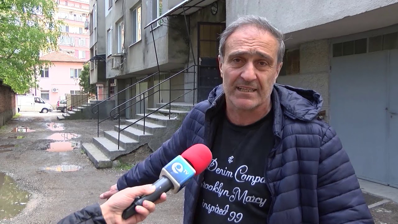 От големи дупки пред жилищен блок в централната част на Хасково, се оплакват живущите там