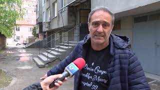 От големи дупки пред жилищен блок в централната част на Хасково, се оплакват живущите там