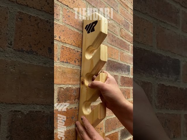 Vídeo relacionado con FC BARCELONA - Colgador de Pared, Gancho de Madera, con Forma de Escudo, para Abrigos, Gorras, Chaquetas, Producto Oficial (CyP Brands)