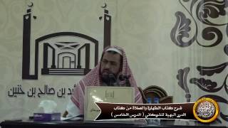 صورة هل يردد مع المؤذن وهو في صلاة النافلة ؟