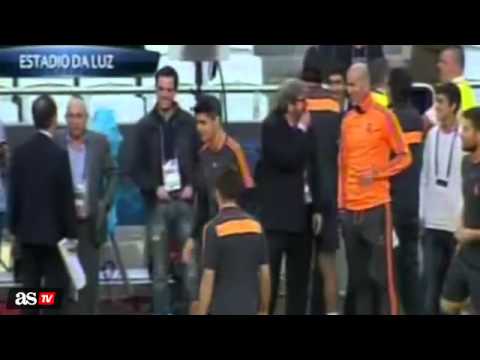 Raul visits ex- teammates in Stadium of Light - Real Madrid training session